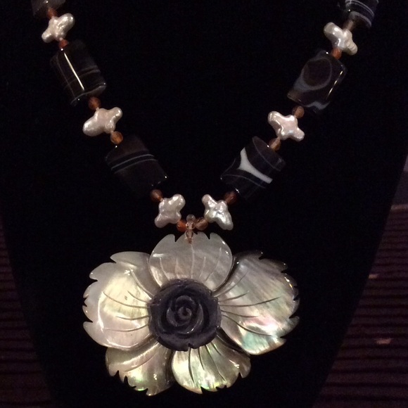 Mother of pearl flower necklace w/ glass beads - Picture 7 of 7